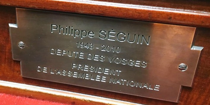 Plaque à la mémoire de Philippe Séguin, dévoilée à l'Assemblée Nationale le 20 juin 2018